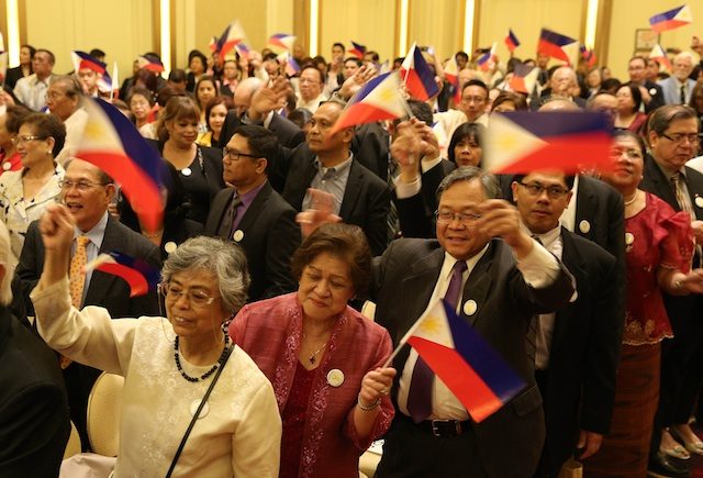 WELCOME. Filipino Americans wave Philippine flags at the reception for President Benigno S. Aquino at the J.W. Marriott Hotel in Chicago on May 6, 2015. Photo by Ryan Lim/Malacañang Photo    