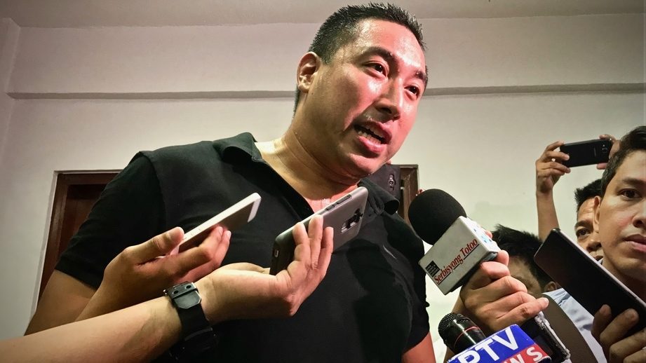 RECALL PROTEST. Former San Juan Vice Mayor Francis Zamora talks to reporters at the Comelec office on May 17, 2017. Photo by Rambo Talabong/Rappler.com  