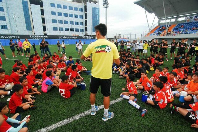 Former Azkals player Chris Greatwich lectures groups of young players at Emperador Stadium. Photo courtesy Kaya Academy  