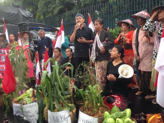 30 orang warga Kendeng berkumpul di depan Kedutaan Besar Jerman, Jakarta, pada Senin, 16 Maret 2016. Mereka hendak melakukan audiensi terkait rencana penambangan. FOTO: Print Wulung 