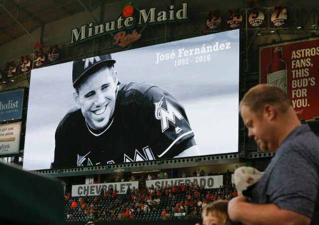 Houston Astros fans take a moment of silence in memory of Miami Marlins pitcher Jose Fernandez playing the Los Angeles Angels of Anaheim at Minute Maid Park on September 25, 2016 in Houston, Texas. Bob Levey/Getty Images/AFP 