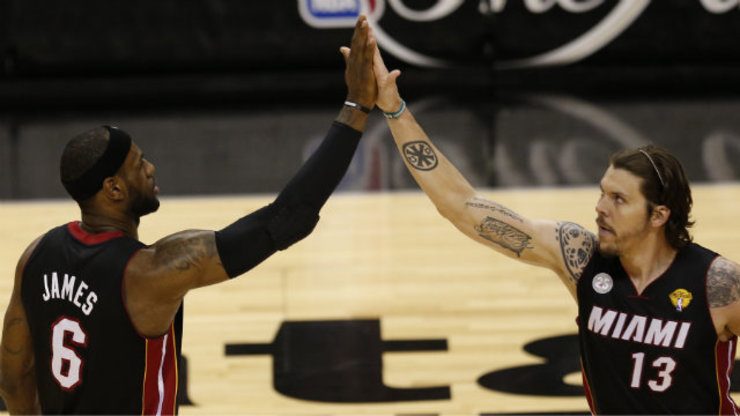 TEAMMATES AGAIN. LeBron James (L) once again has a reliable shooter on by his side as Mike Miller (R) opts to join him in Cleveland. File Photo by Aaron Sprecher/EPA