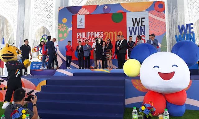 LOOK: PH receives SEA Games flame from Malaysia