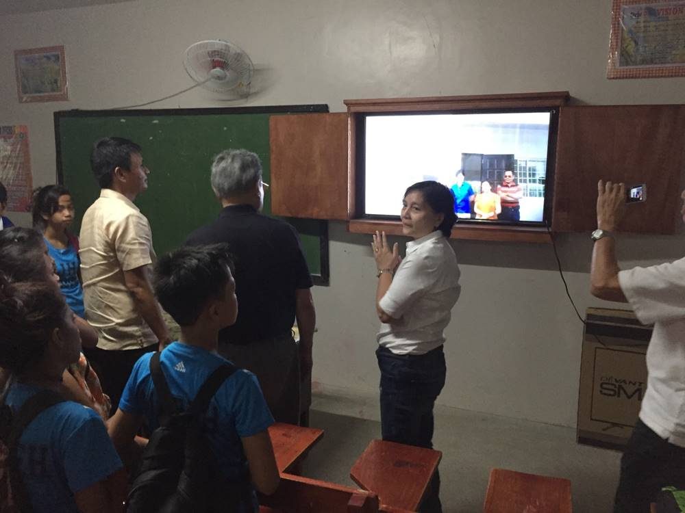 EQUIPPING SCHOOLS. Then-mayor Gloria Congco shows to public school students in Sitio Saint Joseph the learning equipment donated by partners from the private sector. Photo courtesy of Kaya Natin 