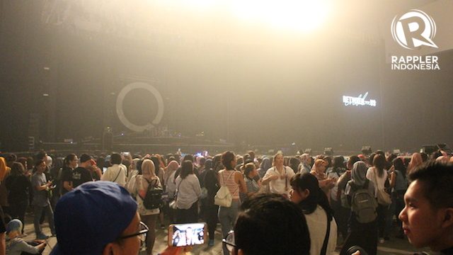 PANGGUNG KONSER. Panggung yang dipakai dalam konser CNBlue. Terlihat ratusan Boice menantikan sang idola. Foto oleh Kevin Handoko/Rappler 