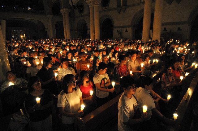 BIGGEST FEAST. Hundreds of Catholics pack the Manila Cathedral for the Easter Vigil on March 26, 2015, as the mark the most important feast in the Catholic Church. Photo by Roy Lagarde 