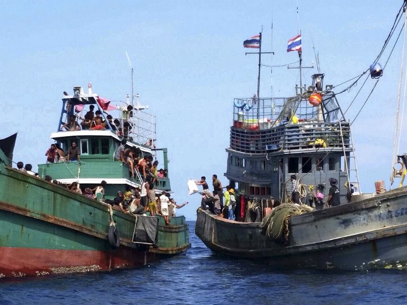 De Lima proposes rescue ships for Rohingya