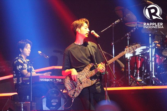 UNJUK GIGI. Lee Jung Shin juga ikut unjuk gigi dengan permainan bassnya yang menarik. Foto oleh Kevin Handoko/Rappler 