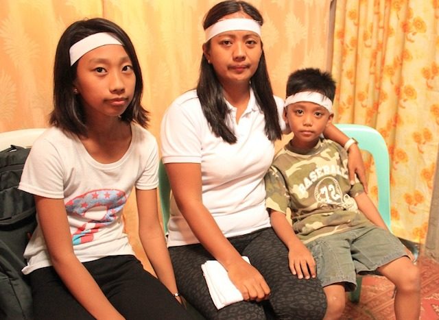 ENDURING LOVE. Virgie Viernes and her children. Photo by Raymon Dullana/Rappler   