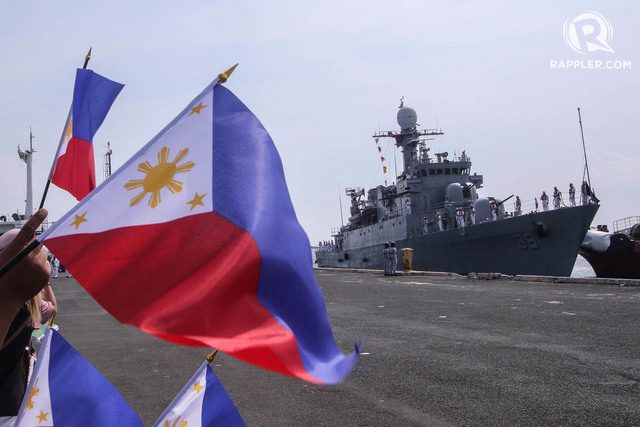 BRP CONRADO YAP. Spectators raise their flags during the arrival of the BRP Conrado Yap (PS 39) at Pier 13 in Manila in August 2019. File photo by KD Madrilejos/Rappler 
