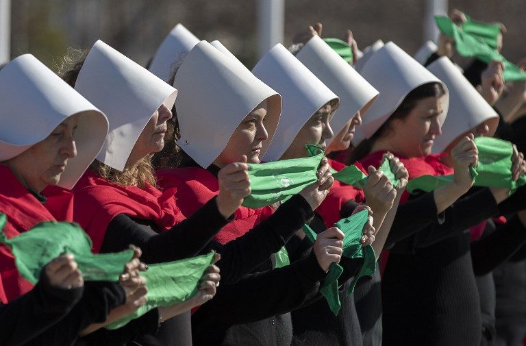 PRO-ABORTION. Activists in favor of legalizing of abortion hold a march disguised as characters from Canadian author Margaret Atwood's feminist dystopian novel 'The Handmaid's Tale,' perform at the 'Parque de la Memoria' in Buenos Aires on August 5, 2018. Photo by Alejandro Pagni/AFP  