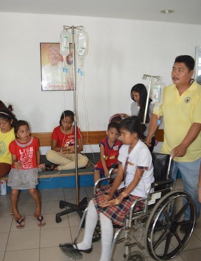 TREATMENT. Pupils wait at the lobby of Zamboanga del Norte Medical Center. Photo by Gualberto Laput/Rappler 