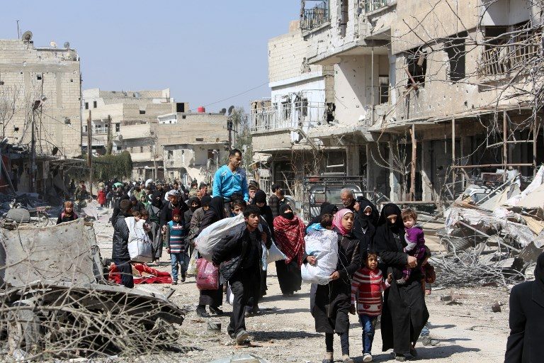 Thousands of Syrians flee raging assaults on two fronts