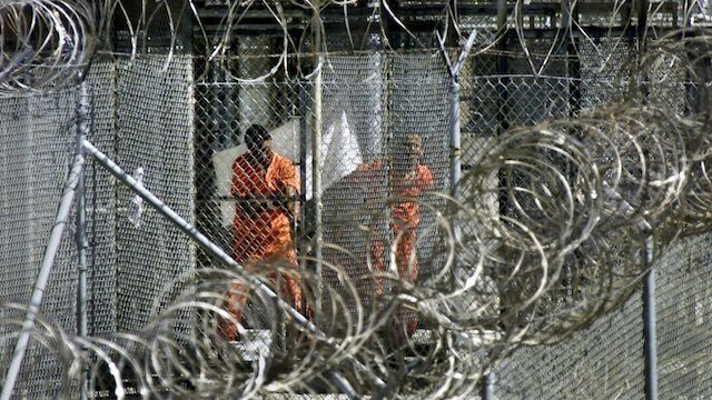 NAPI GUANTANAMO. Napi yang mengenakan seragam berwarna orange tengah melakukan wudhu sebelum menunaikan salat di penjara militer Angkatan Laut AS di Teluk Guantanamo, Kuba pada 27 Januari 2002. Foto oleh J. Scott Applewhite/Pool/EPA 