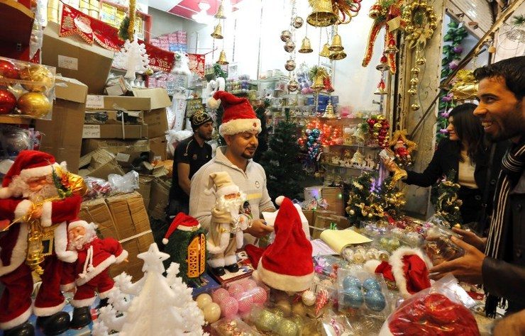 After tough year, Iraqis flock to Baghdad market for holiday cheer