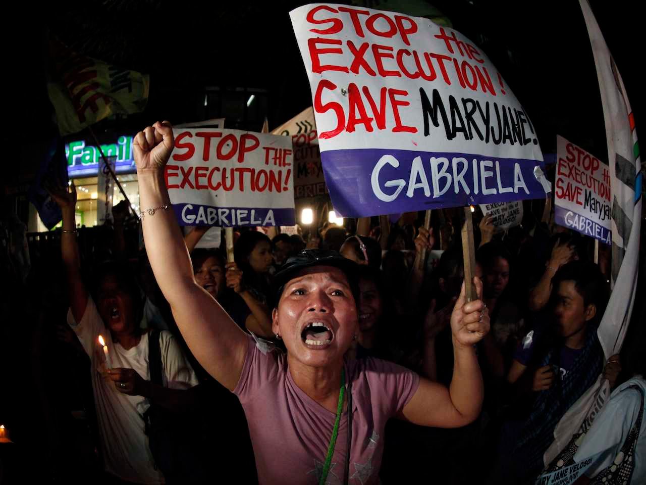 PROTEST. Filipino protesters stage a demonstration as they wait for the imminent execution of a Filipino mother, in front of the Indonesian embassy in Makati city, south of Manila, Philippines, 28 April 2015. Photo by Francis R. Malasig / EPA 
