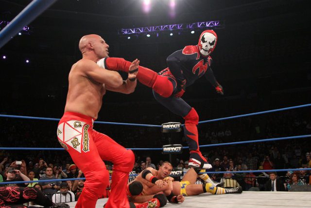 TJ Perkins - bergulat sebagai persona Manik - mendaratkan tendangan ke Christopher Daniels.  Foto dari Gulat Dampak TNA 