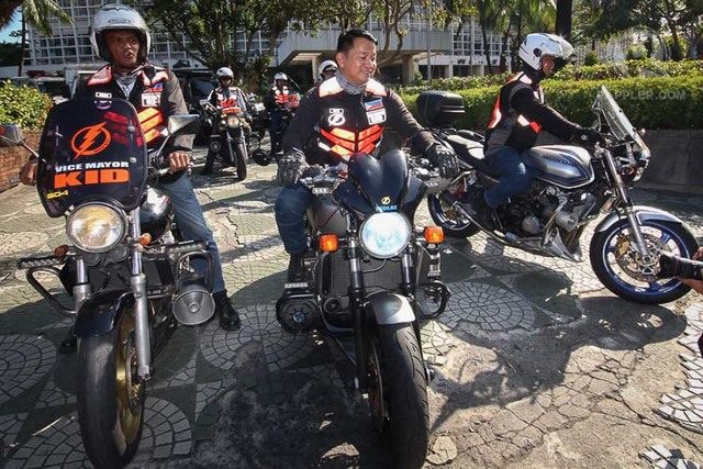 Makati Vice Mayor Romulo 'Kid' Peña (center) arrives at the old Makati City Hall on a motorbike to check the office he is supposed to occupy as officer-in-charge of the city. Photo by Joel Leporada/Rappler 