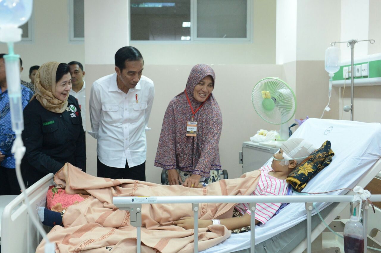 Presiden Jokowi saat menjenguk salah satu korban gempa bumi di Rumah Sakit Zainal Abidin, Banda Aceh, Kamis (8/12). Foto oleh BPMI/Kris/setkab.go.id 