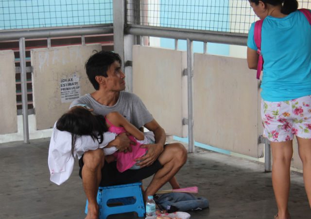 Father and daughter begging at LRT: Real or fake?