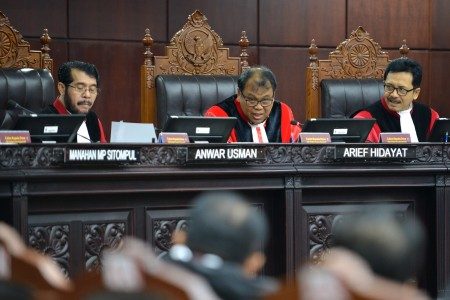 MELANGGAR. Ketua Mahkamah Konstitusi (MK) Arief Hidayat terbukti melakukan pelanggaran ringan dengan menemui anggota Komisi III DPR pada akhir tahun lalu. Foto oleh Wahyu Putranto A/ANTARA 
