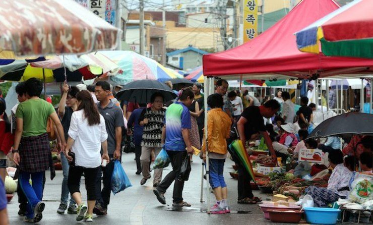 Customers shop at a traditional food market ahead of the Chuseok holiday, or the national harvest festival, in Jangheung, some 400 km southwest of Seoul, South Korea, 14 September 2013. Yonhap/EPA