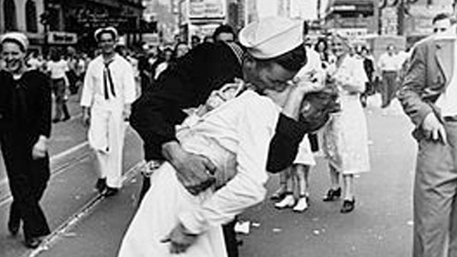 Woman in famous WWII kiss photo dies at 92