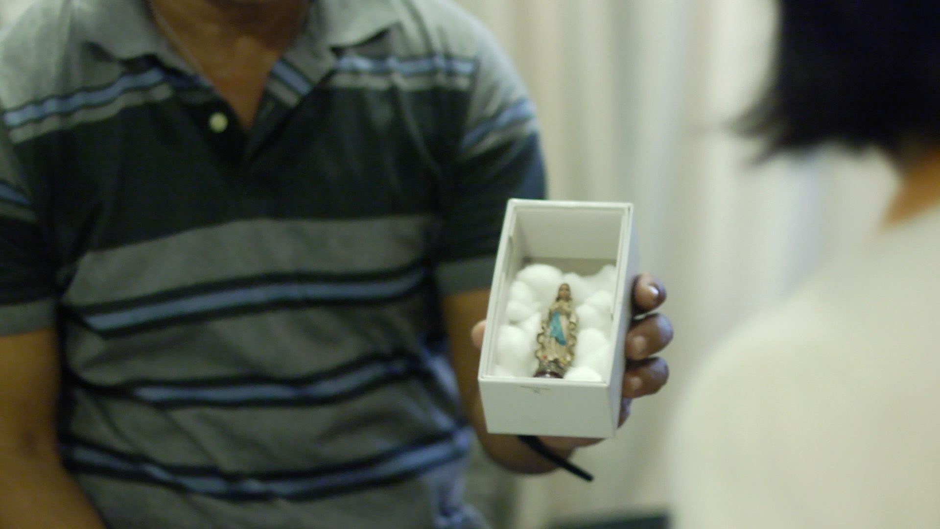 MIRACLE. Edgar shows the icon of the Virgin Mary he found in a heap of trash. Rappler screengrab  