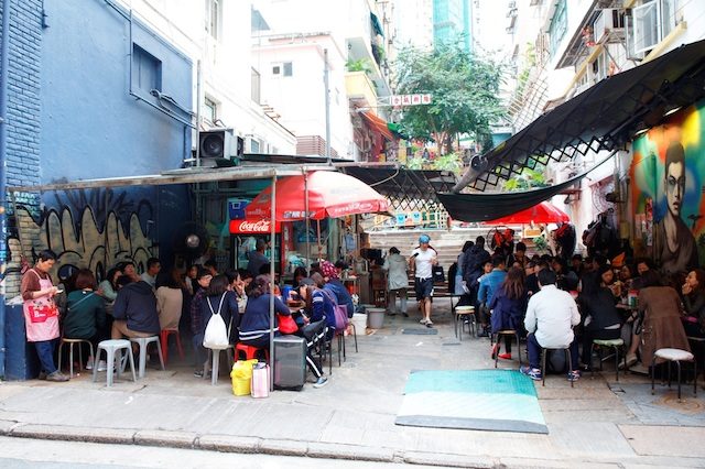Dai pai pongs tradisional, pengalaman bersantap gaya Hong Kong di tempat terbuka. Foto dari Hong Kong Tourism Board. 