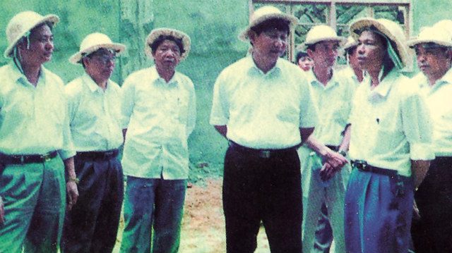 PROVINCIAL. President Xi Jinping (middle) inspects a factory in 1996. Photo from Fujian Wugang Group Website     