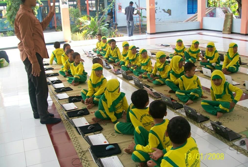 Kursus komputer dari pintu ke pintu menjangkau belasan ribu siswa semua usia. Foto Istimewa 