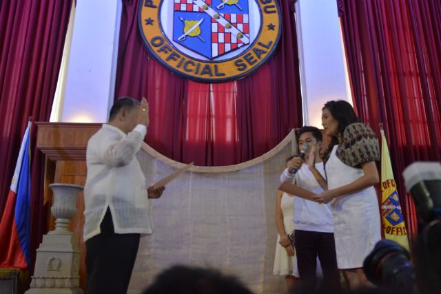 Senator-elect Hontiveros takes oath at Cebu Capitol
