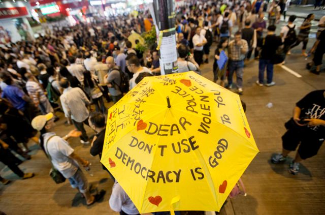 HK leader extends olive branch to democracy protesters