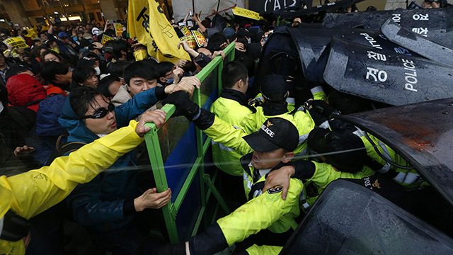 Ferry disaster protestors, police clash in Seoul