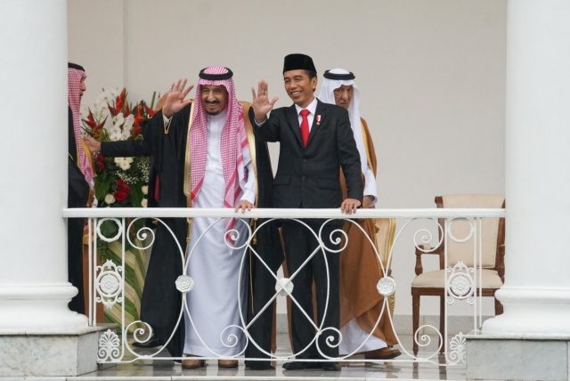 PEMBICARAAN BILATERAL. Presiden Joko "Jokowi" Widodo dan Raja Salman melambaikan tangan kepada media sebelum memulai pembicaraan bilateral di Istana Bogor pada Rabu, 1 Maret. Foto diambil dari akun Twitter @setkabgoid 