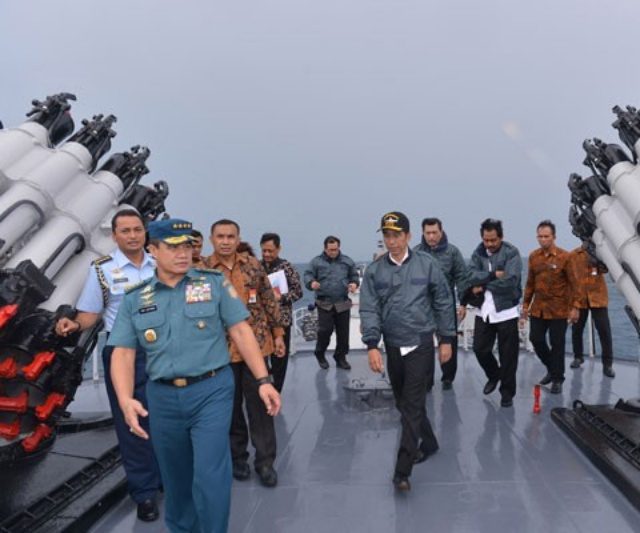 RATAS. Presiden Joko Widodo (tengah) meninjau KRI Imam Bonjol 383 usai memimpin rapat rapat terbatas tentang Natuna di atas kapal perang tersebut saat berlayar di perairan Natuna, Kepulauan Riau, Kamis, 23 Juni. Foto oleh Setpres/Krishadiyanto  