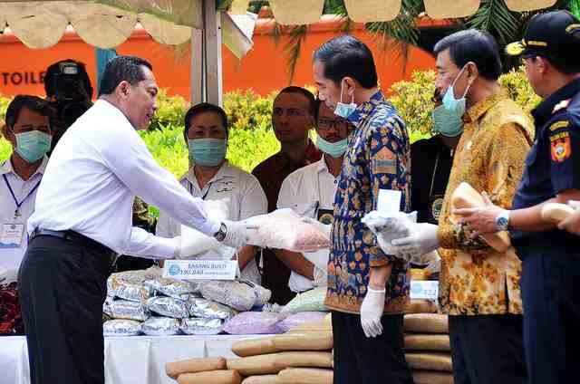 MUSNAHKAN. Kepala BNN Budi Waseso menunjukkan barang bukti narkoba yang akan dimusnahkan kepada Presiden Jokowi, di lapangan Silang Monas, Jakarta, pada 6 Desember 2016. Foto dari Setkab.go.id 