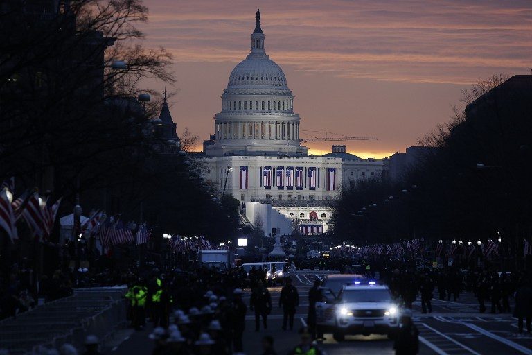 FAJAR. Matahari terbit di belakang Gedung Capitol sebelum dimulainya upacara pelantikan Donald Trump sebagai Presiden ke-45 Amerika Serikat pada Jumat, 20 Januari. Foto oleh Joshua Lott/AFP 