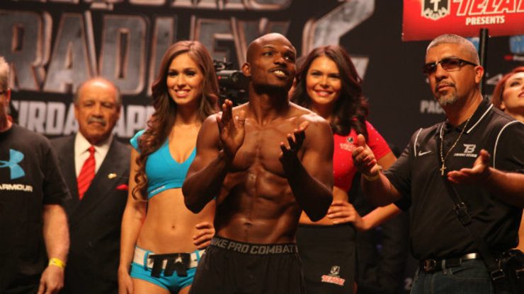 Timothy Bradley returns the crowds boos with applause. Photo by Jhay Otamias/Rappler