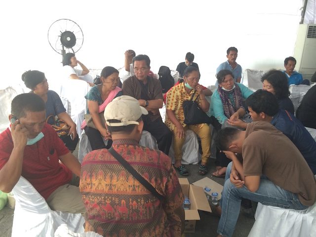 Keluarga Pendeta Sahat Sinaga menanti identifikasi jenazah 5 keluarga mereka yang menjadi korban kecelakaan pesawat Hercules, di Medan. Foto oleh Febriana Firdaus/Rappler 