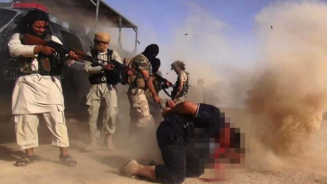 BRUTALITY. An image made available by the jihadist Twitter account Al-Baraka news on June 16, 2014 allegedly shows Islamic State of Iraq and Syria (ISIS) militants executing members of the Iraqi forces on the Iraqi-Syrian border. Al-Baraka News/Handout/AFP