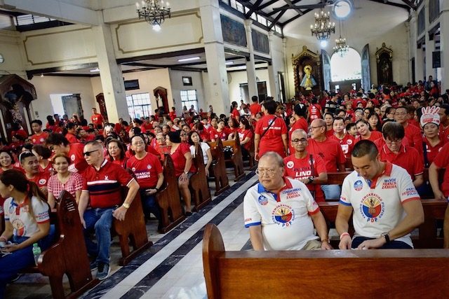 RIVAL. Congressman Ronaldo Zamora (2nd from the right) is seeking to max out the congressional 3-term limit for the third time in the 2019 elections. Photo by Rambo Talabong/Rappler  