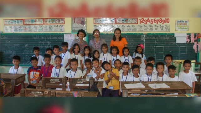 ALL SMILES. Glenda with the kids of Bonifacio Elementary School. Photo courtesy Glenda Esperida 
