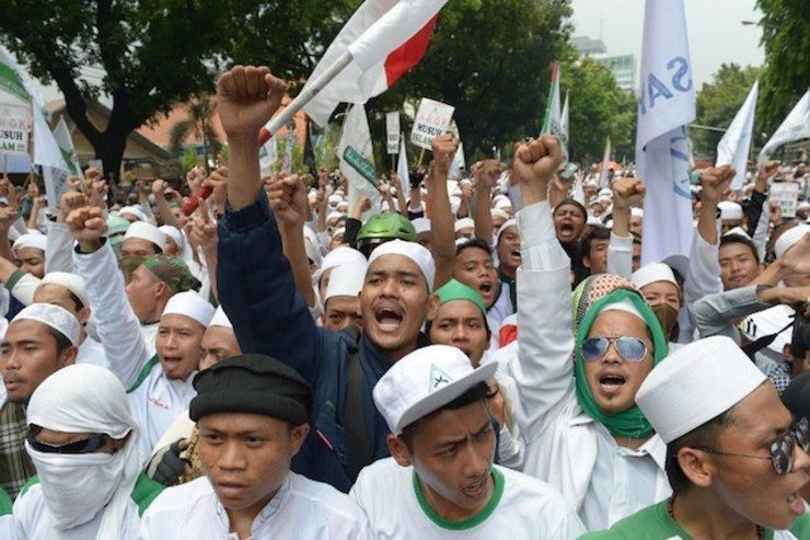 Ribuan anggota Front Pembela Islam (FPI) dan organisasi masyarakat lainnya berdemonstrasi menolak pengangkatan Ahok sebagai Gubernur Jakarta pada 10 November 2014. Foto oleh Adek Berry/AFP