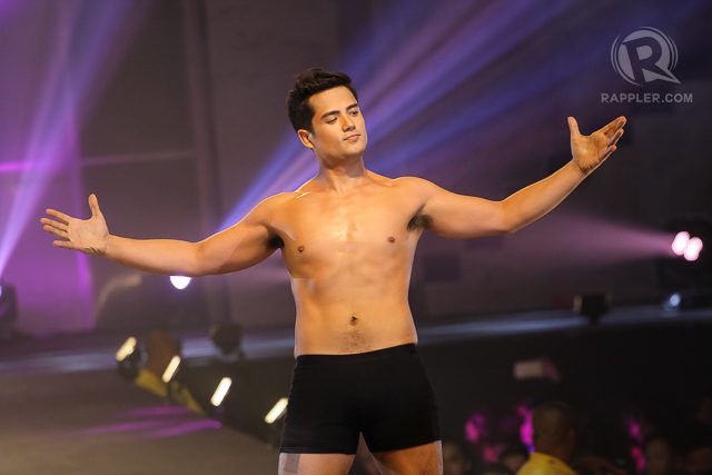 THE NEW GEOFF. Geoff Eigenmann shows his toned body at the Cosmo Bachelor bash. Photo by Manman Dejeto/Rappler