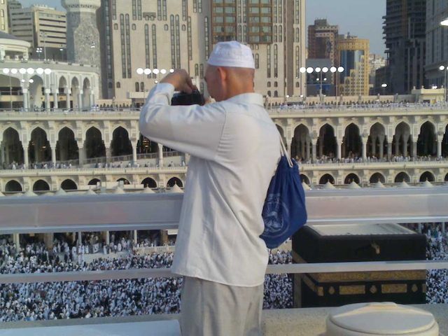 Seorang jamaah umrah mengambil foto umat Muslim di Masjidil Haram, Mekah, Saudi Arabia. Foto oleh EPA 
