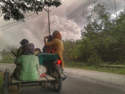 Warga melihat Gunung Sinabung menyemburkan material vulkanik saat erupsi, di Karo, Sumatera Utara, Rabu (2/8). FOTO oleh ANTARA 