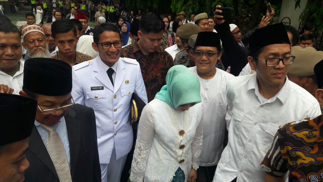 Calon Wakil Gubernur DKI Jakarta terpilih Sandiaga Uno tiba di Masjid Sunda Kelapa, Jakarta Pusat, Senin (16/10). FOTO oleh Brian Argawana/Rappler 