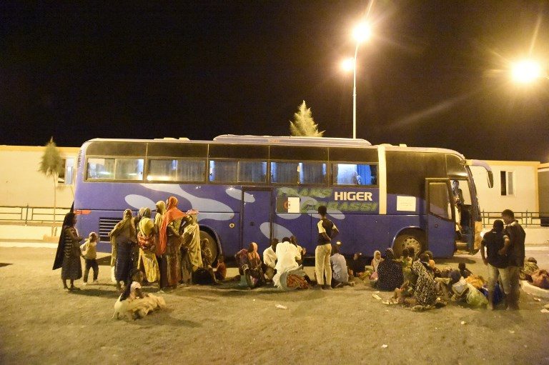 Hundreds of African migrants ‘abandoned’ in desert