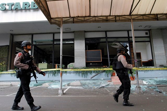 Petugas polisi melintasi kafe Starbuck yang menjadi lokasi ledakan bom bunuh diri pada Kamis, 14 Januari 2016. Foto oleh EPA 
